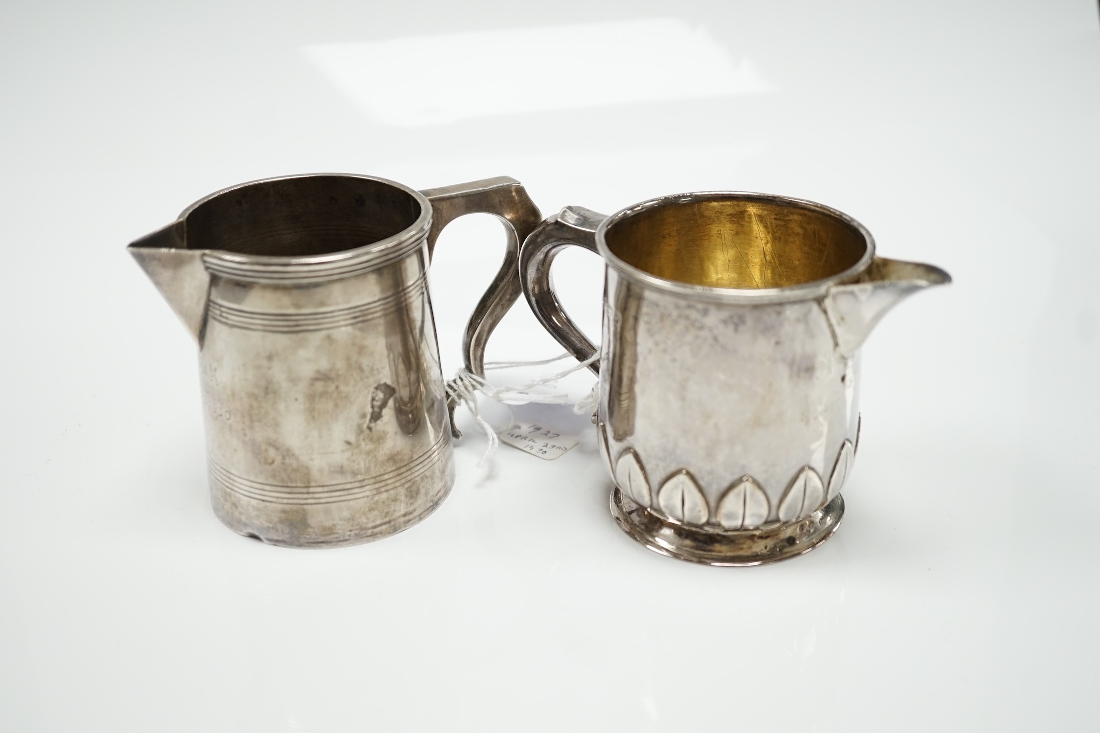 Two George V silver small cream jugs, tallest 78mm, 8.1oz.